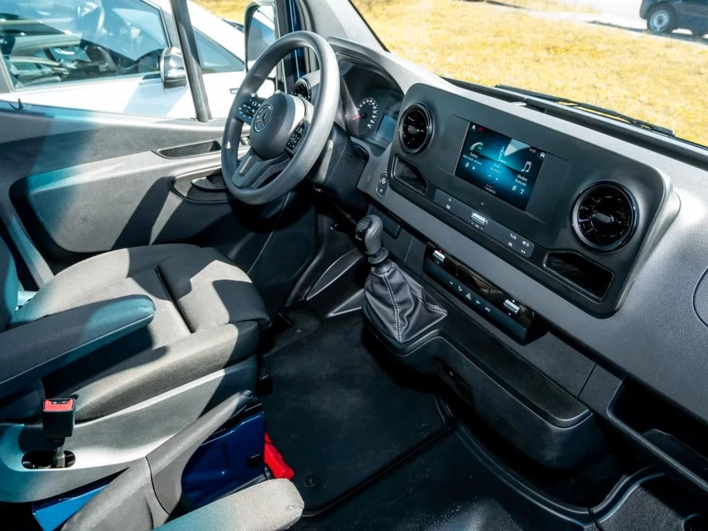 Mercedes-Benz-Sprinter 215-image-9