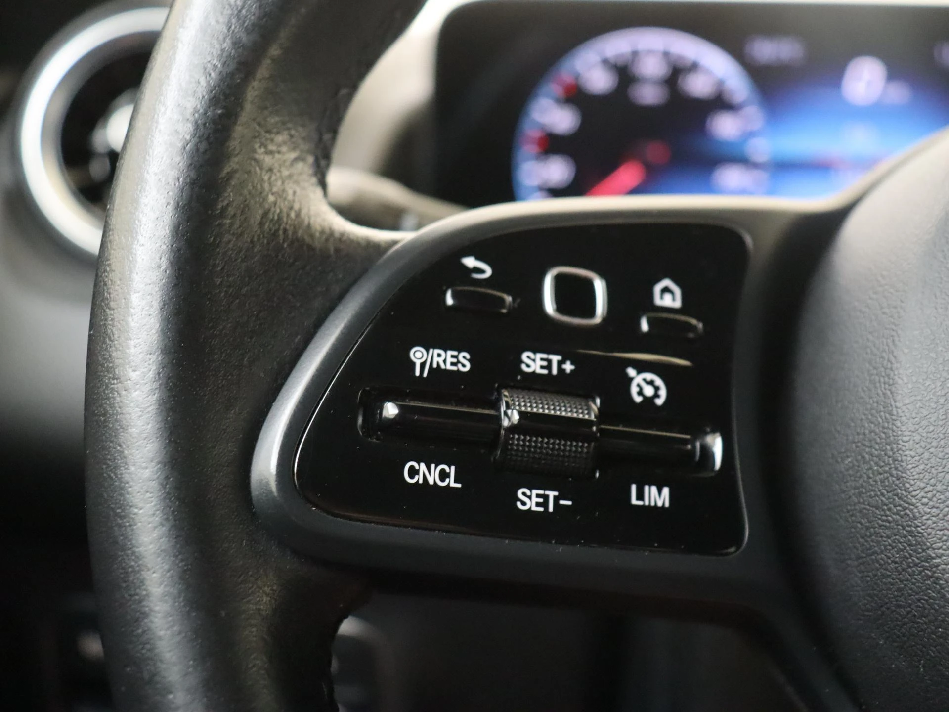 Mercedes-Benz-GLB-image-11