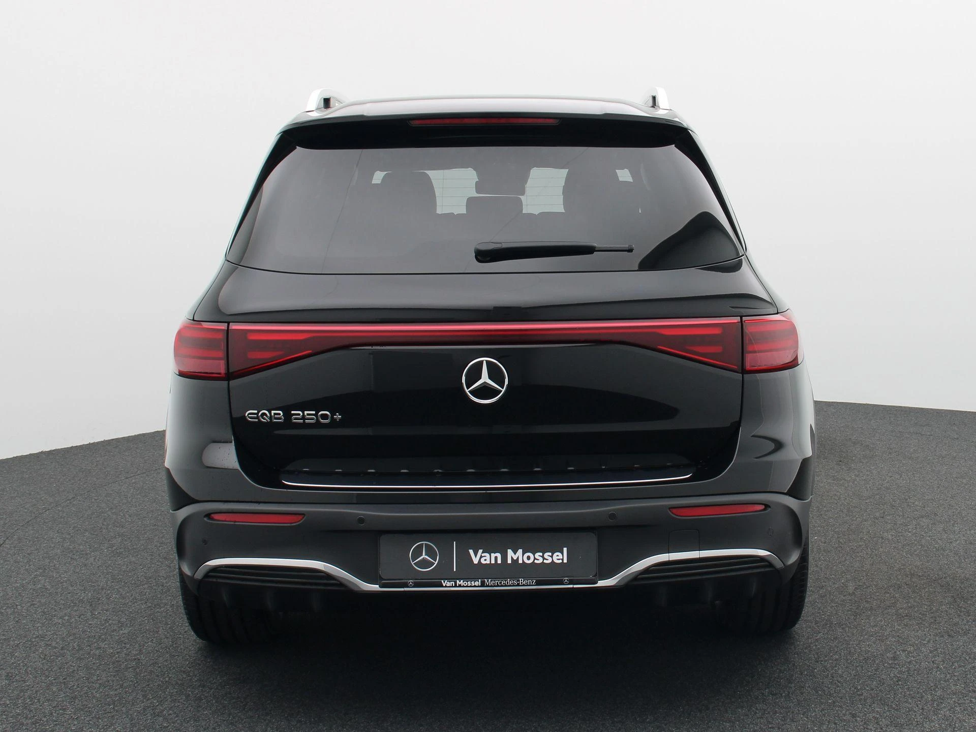 Mercedes-Benz-EQB-image-4