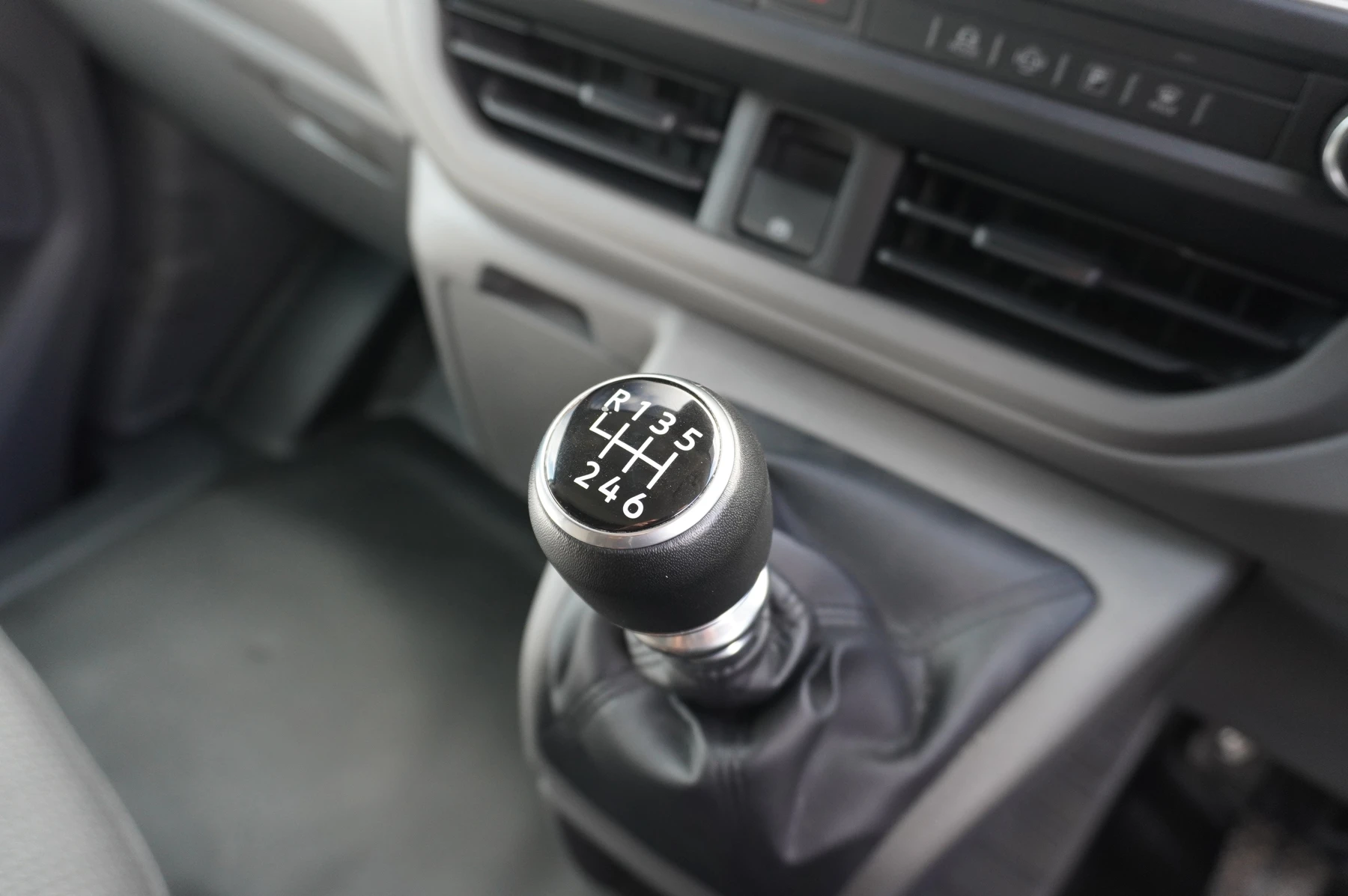 Volkswagen-Transporter-image-37