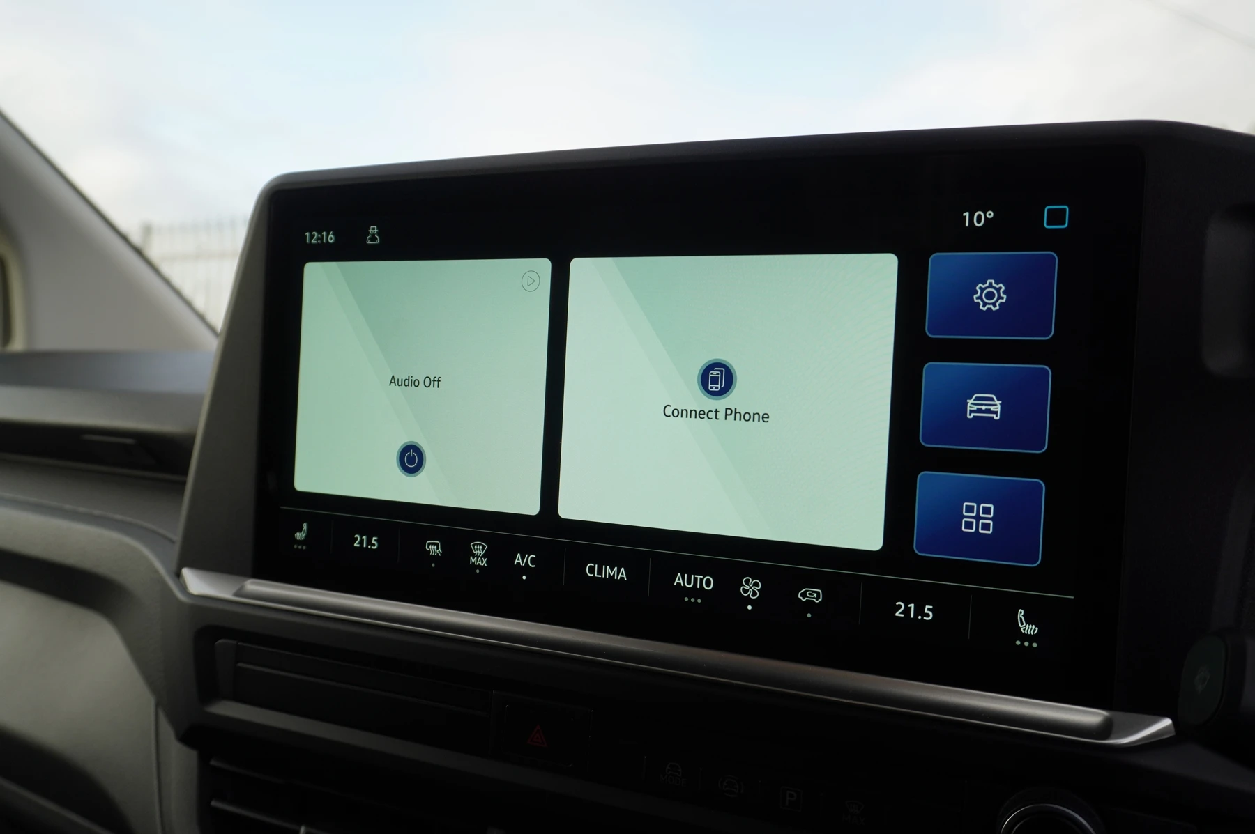 Volkswagen-Transporter-image-39