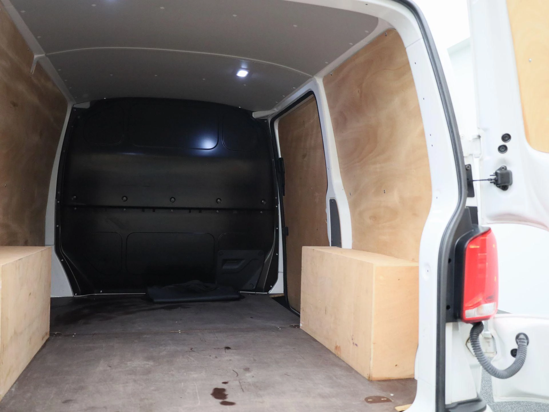 Volkswagen-Transporter-image-15