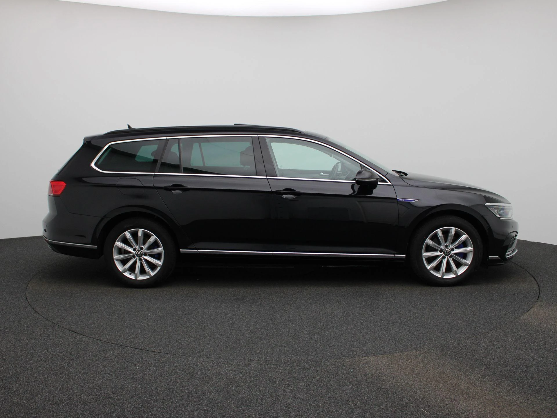Volkswagen-Passat-image-5