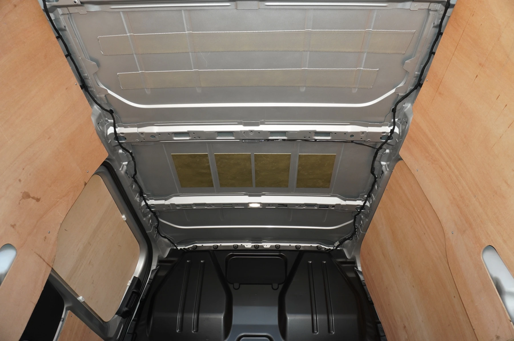 Volkswagen-Transporter-image-15