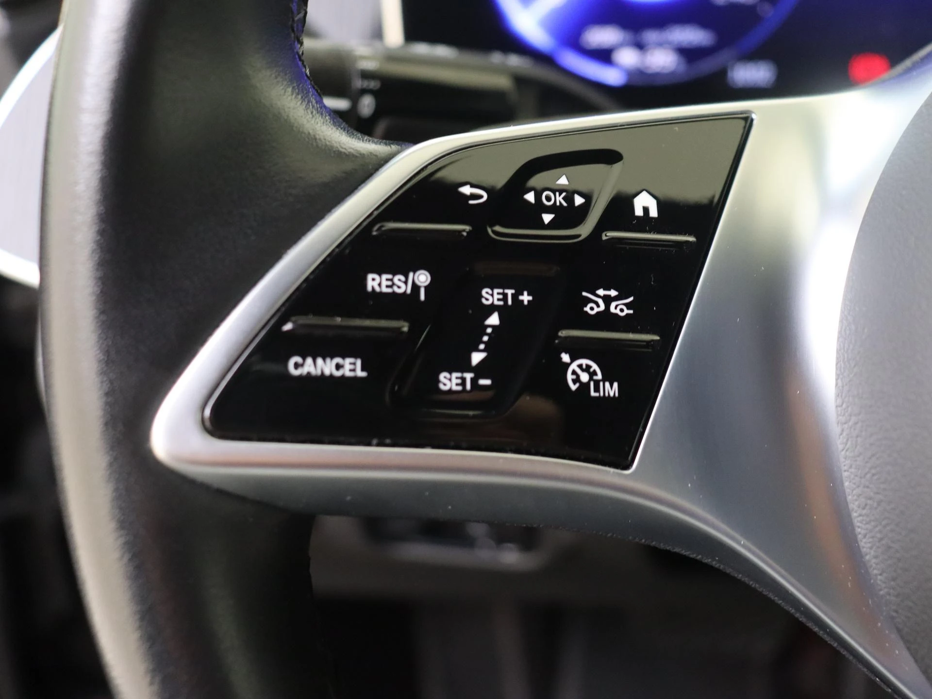 Mercedes-Benz-EQE-image-11