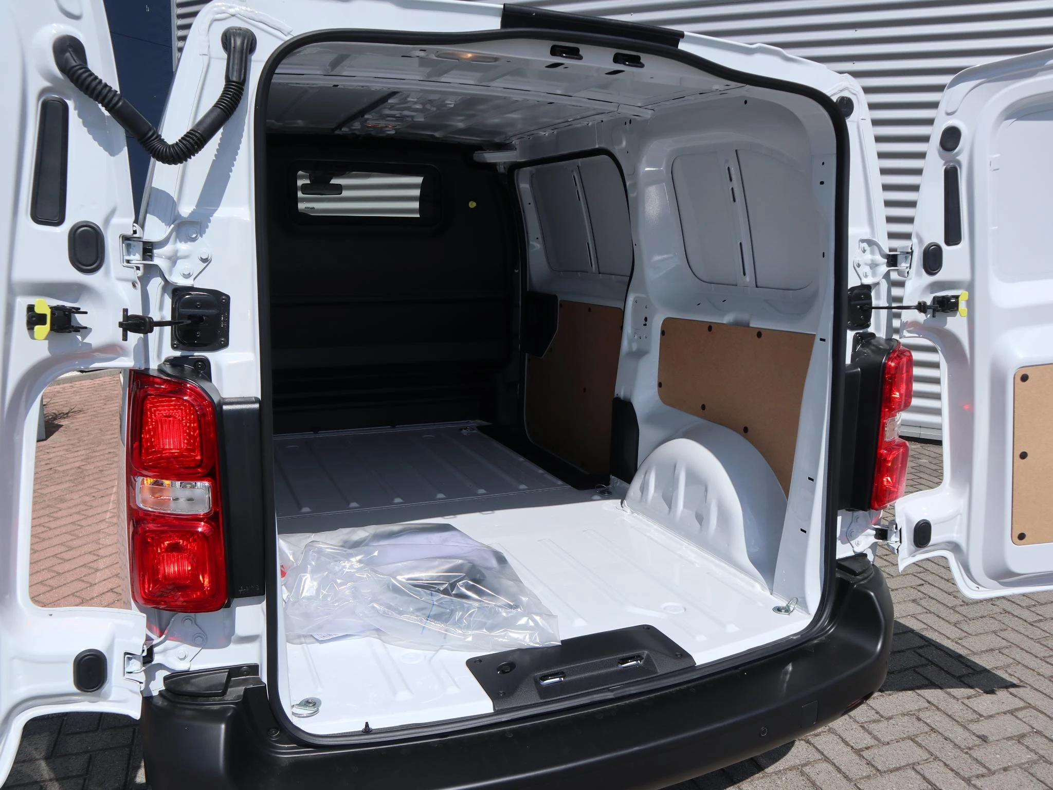 Peugeot-e-Expert-image-18