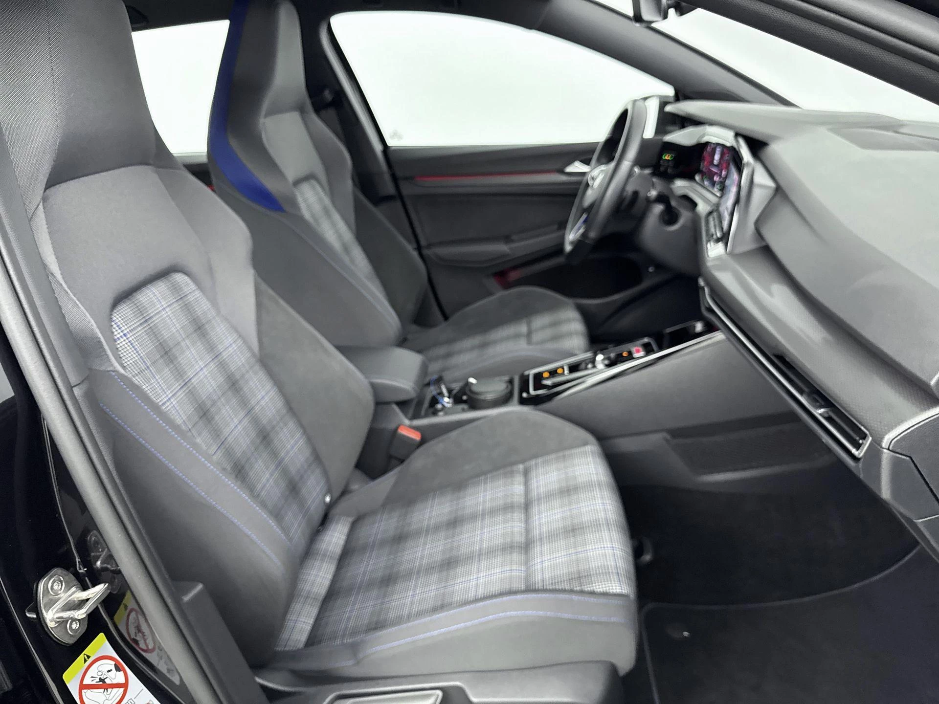 Volkswagen-Golf-image-25