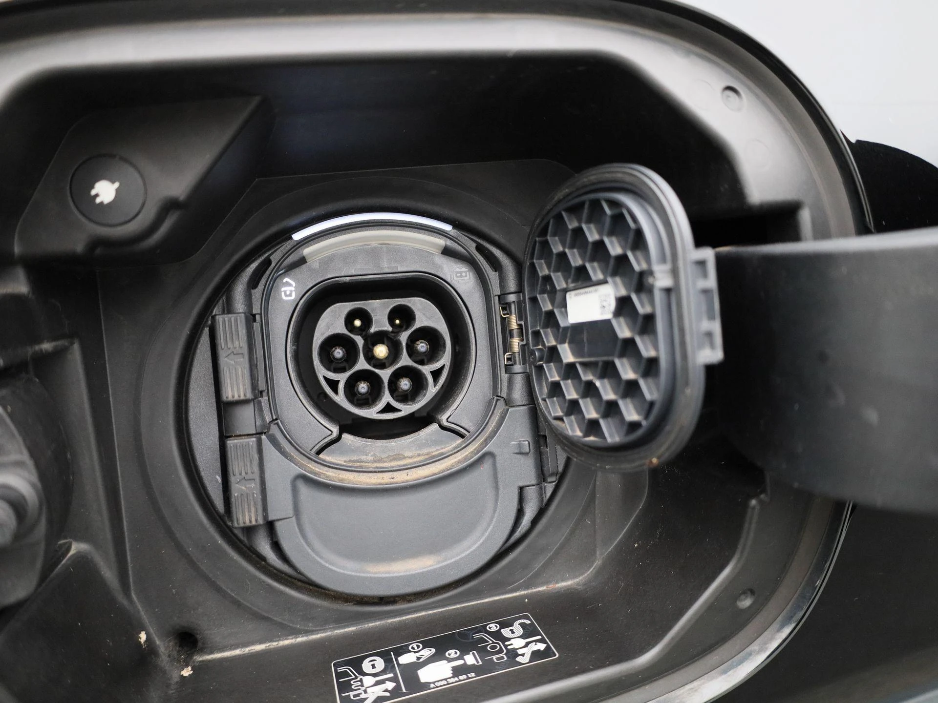 Mercedes-Benz-EQA-image-40