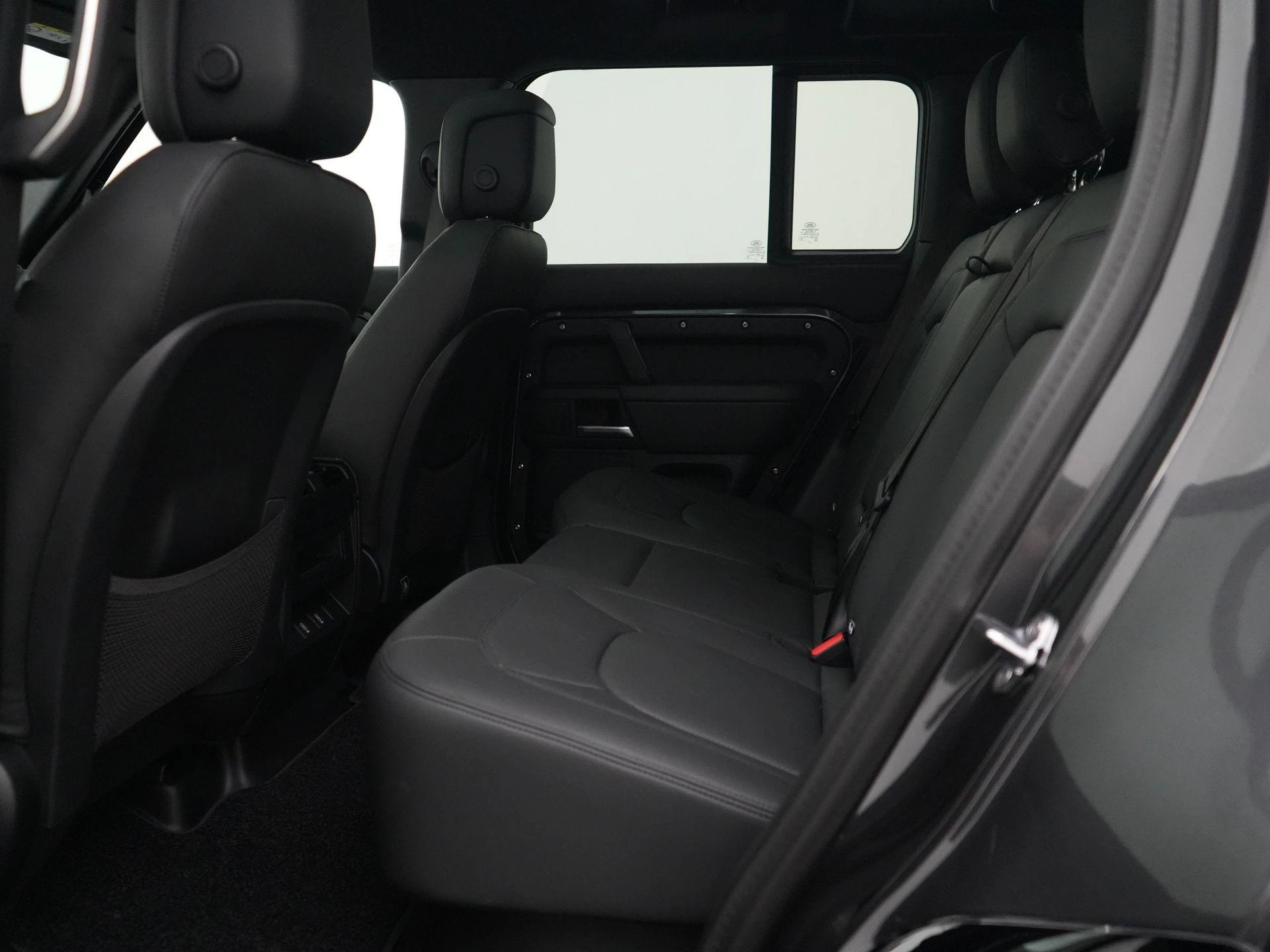 Land Rover Defender 2.0 P300e 110 HSE Dynamic Edition