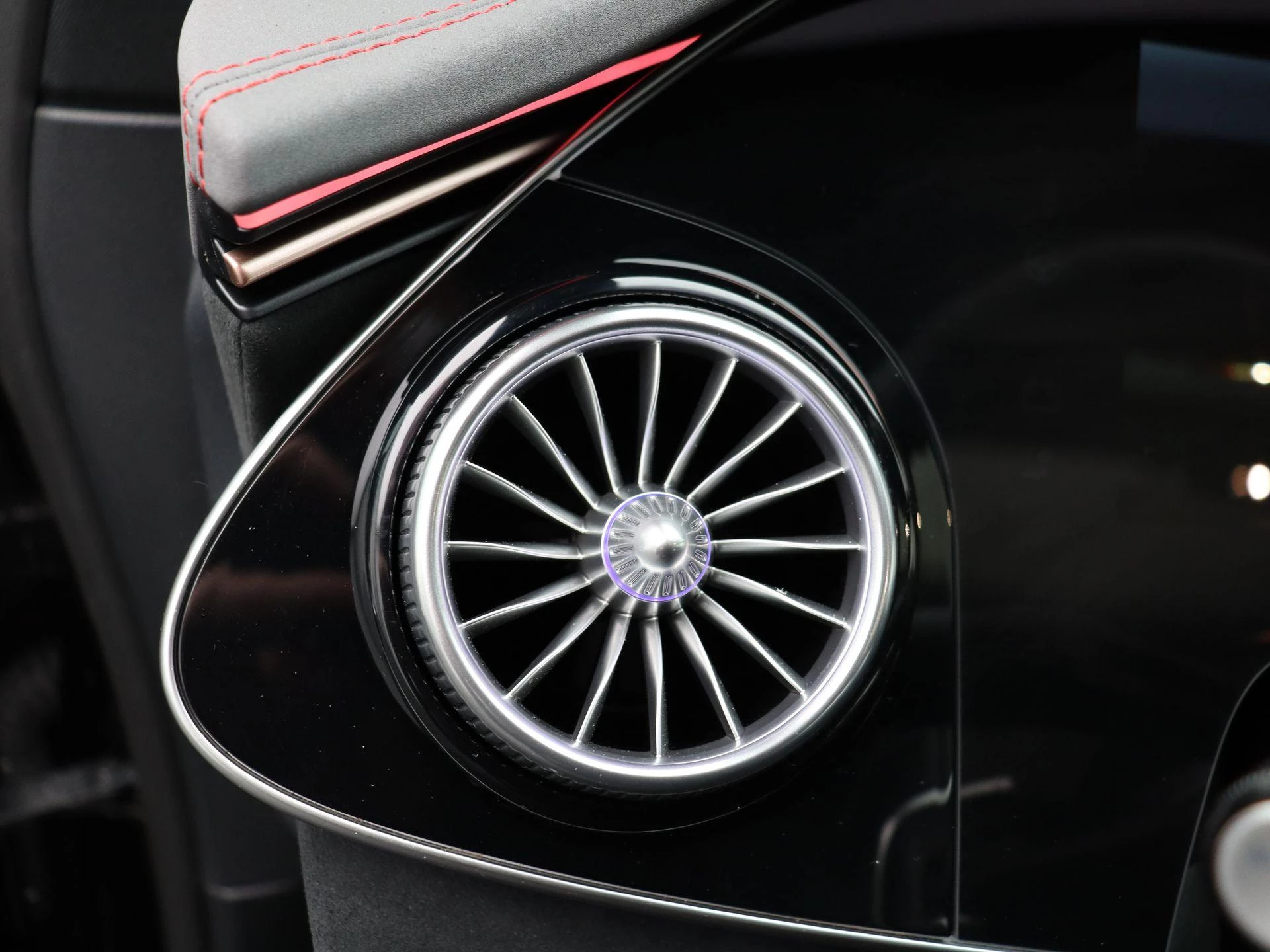 Mercedes-Benz-EQE-image-9