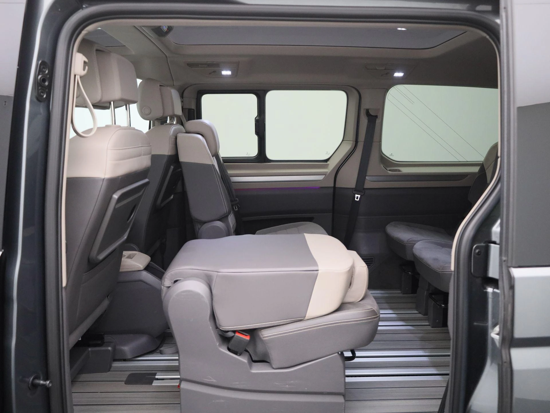 Volkswagen-Multivan-image-12