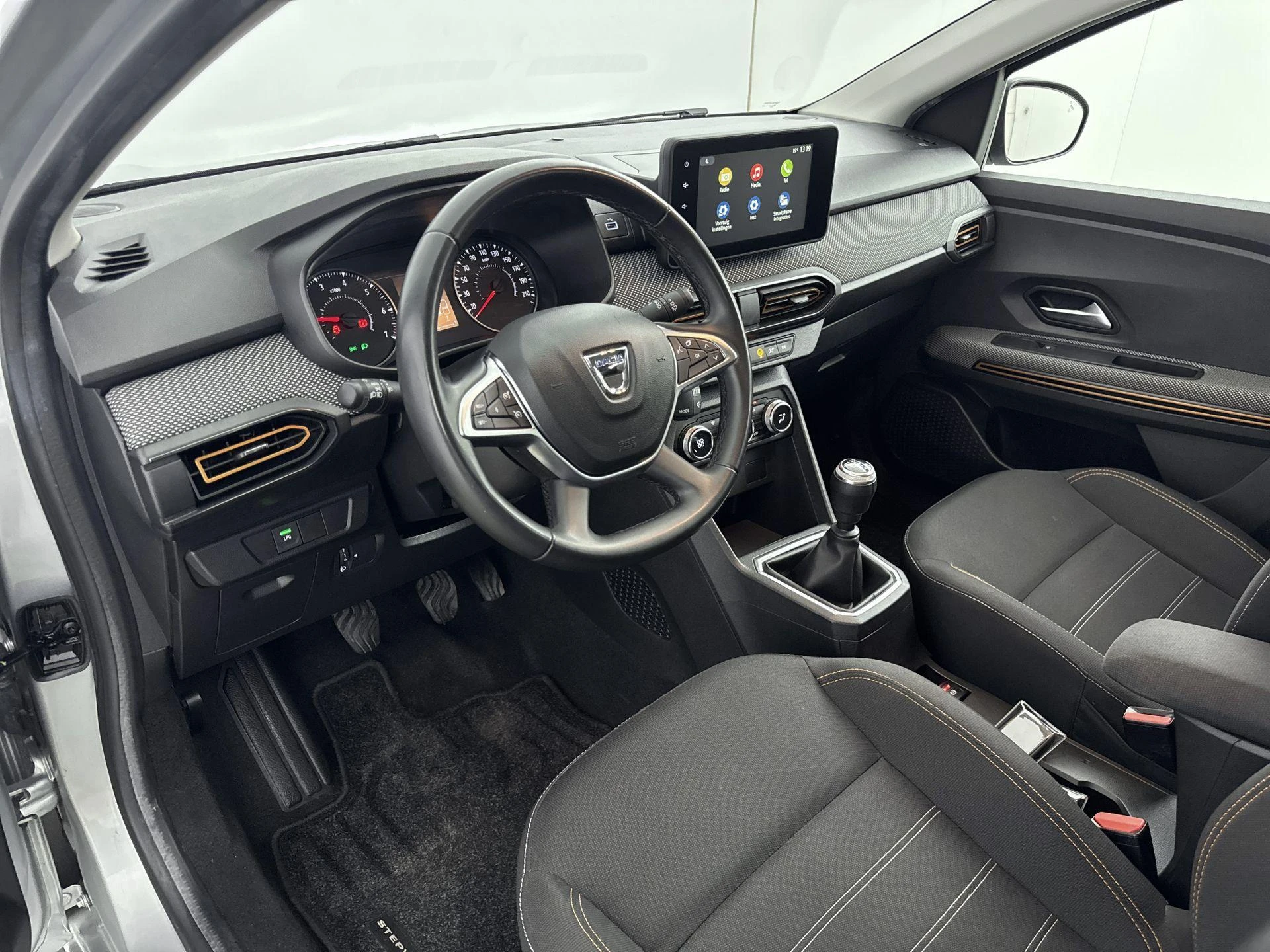 Dacia-Sandero Stepway-image-8