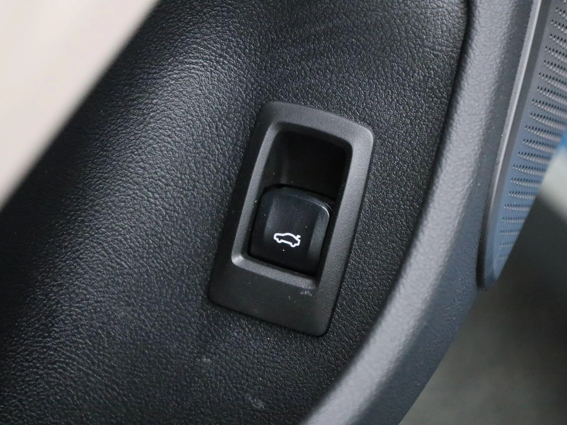 BMW-i4-image-30