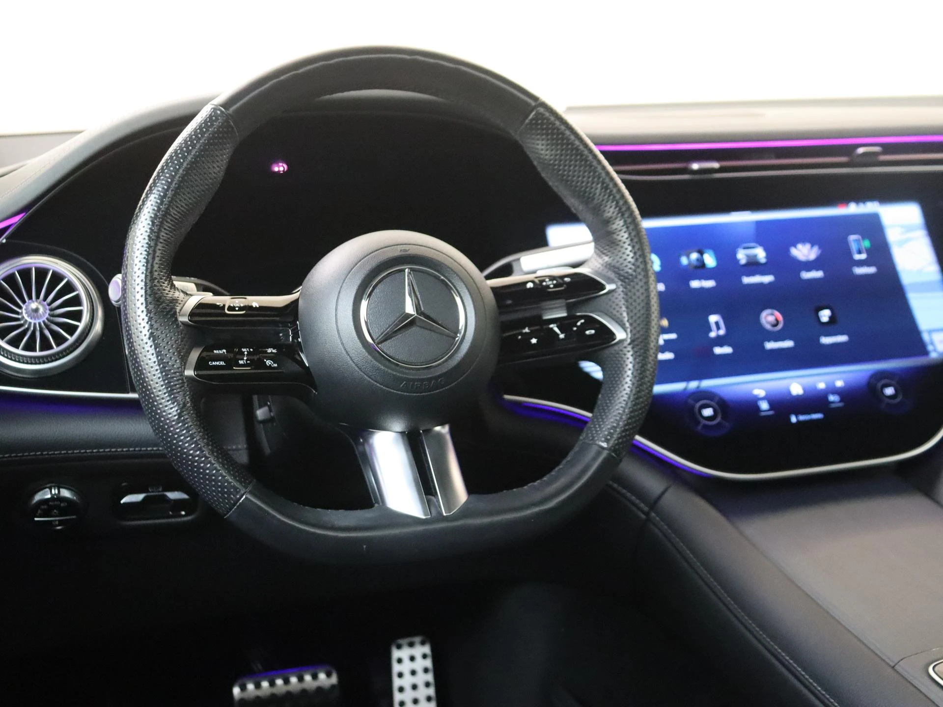 Mercedes-Benz-EQS-image-9