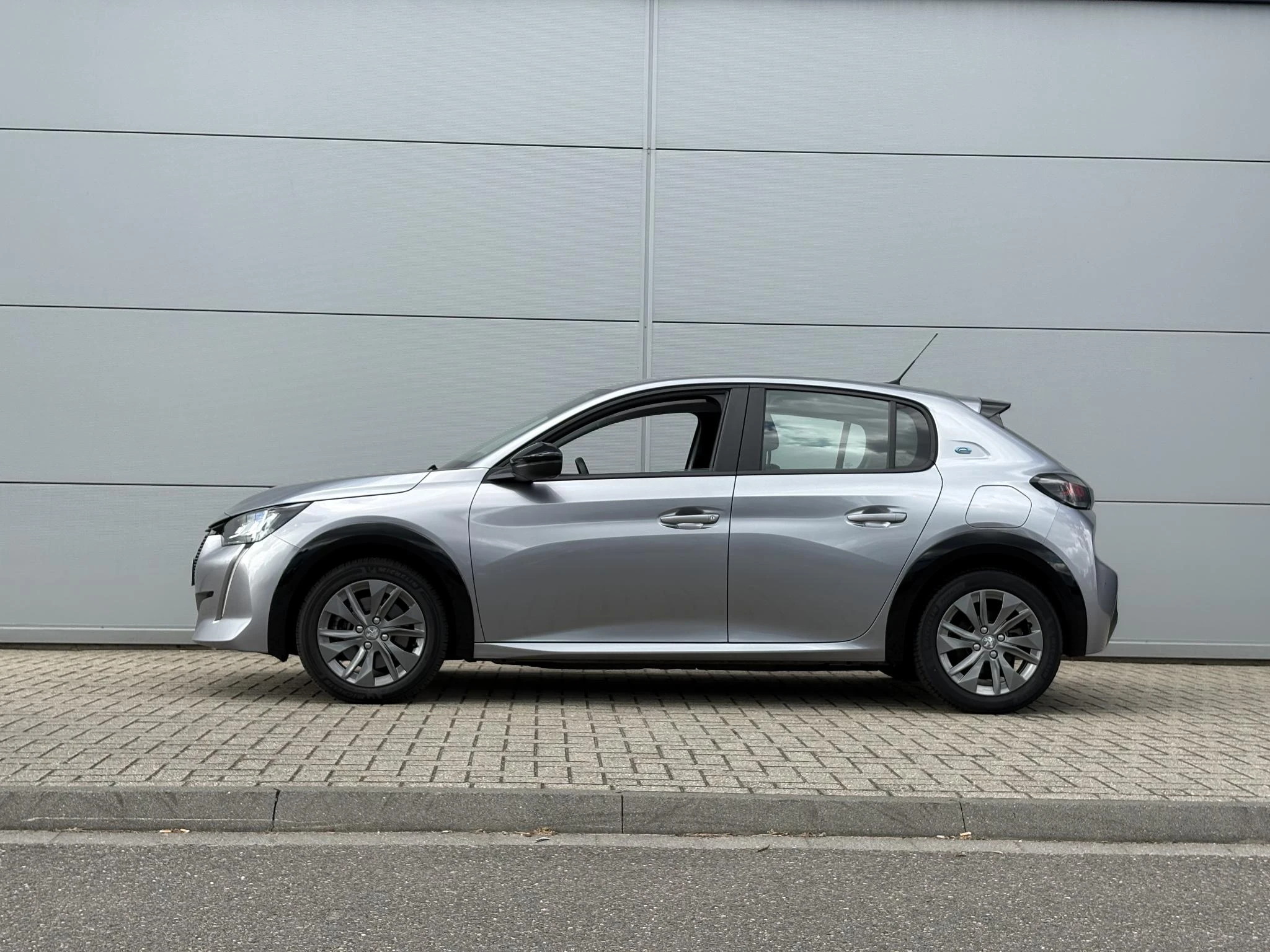 Peugeot-e-208-image-2