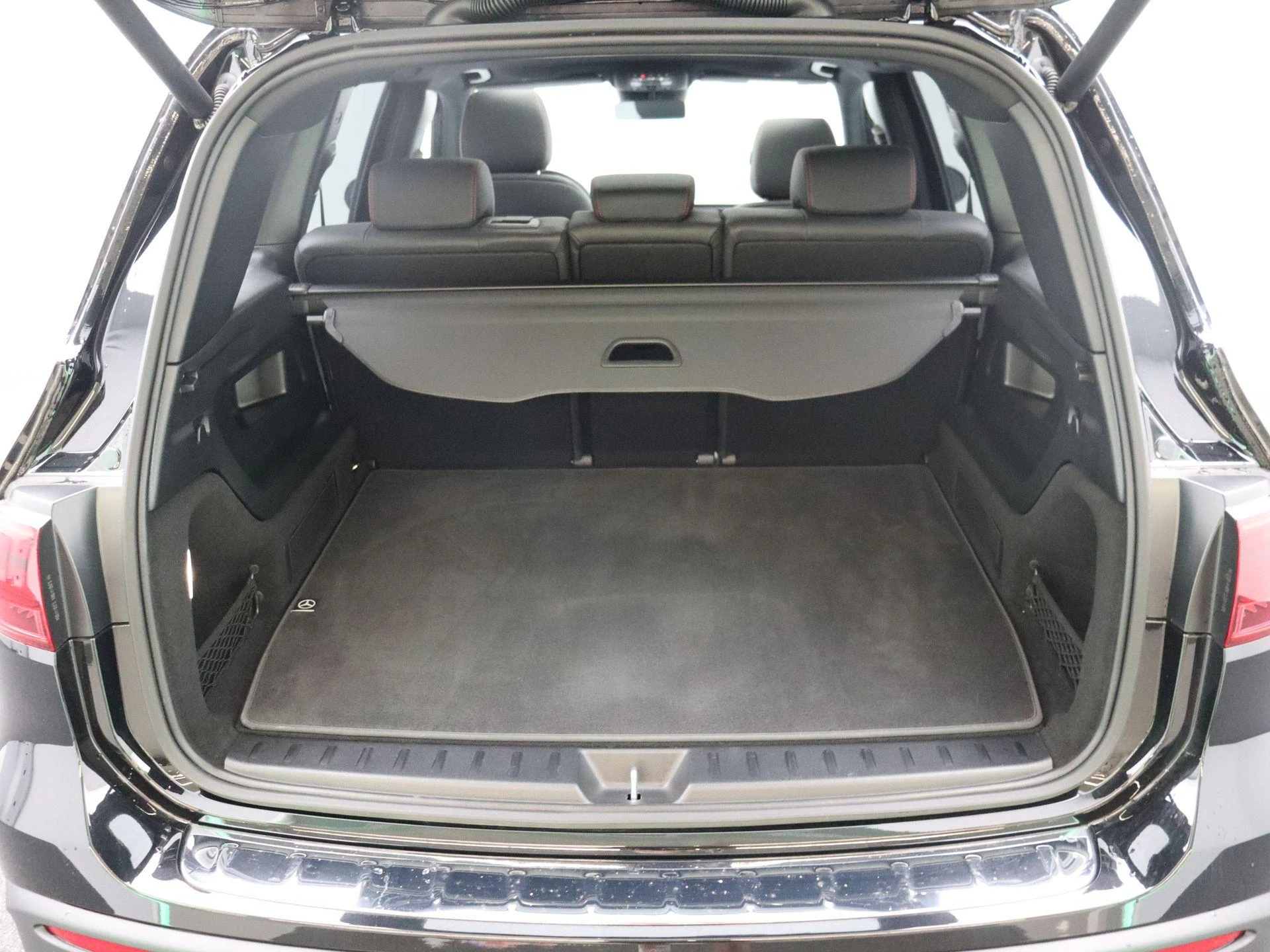 Mercedes-Benz-EQB-image-22