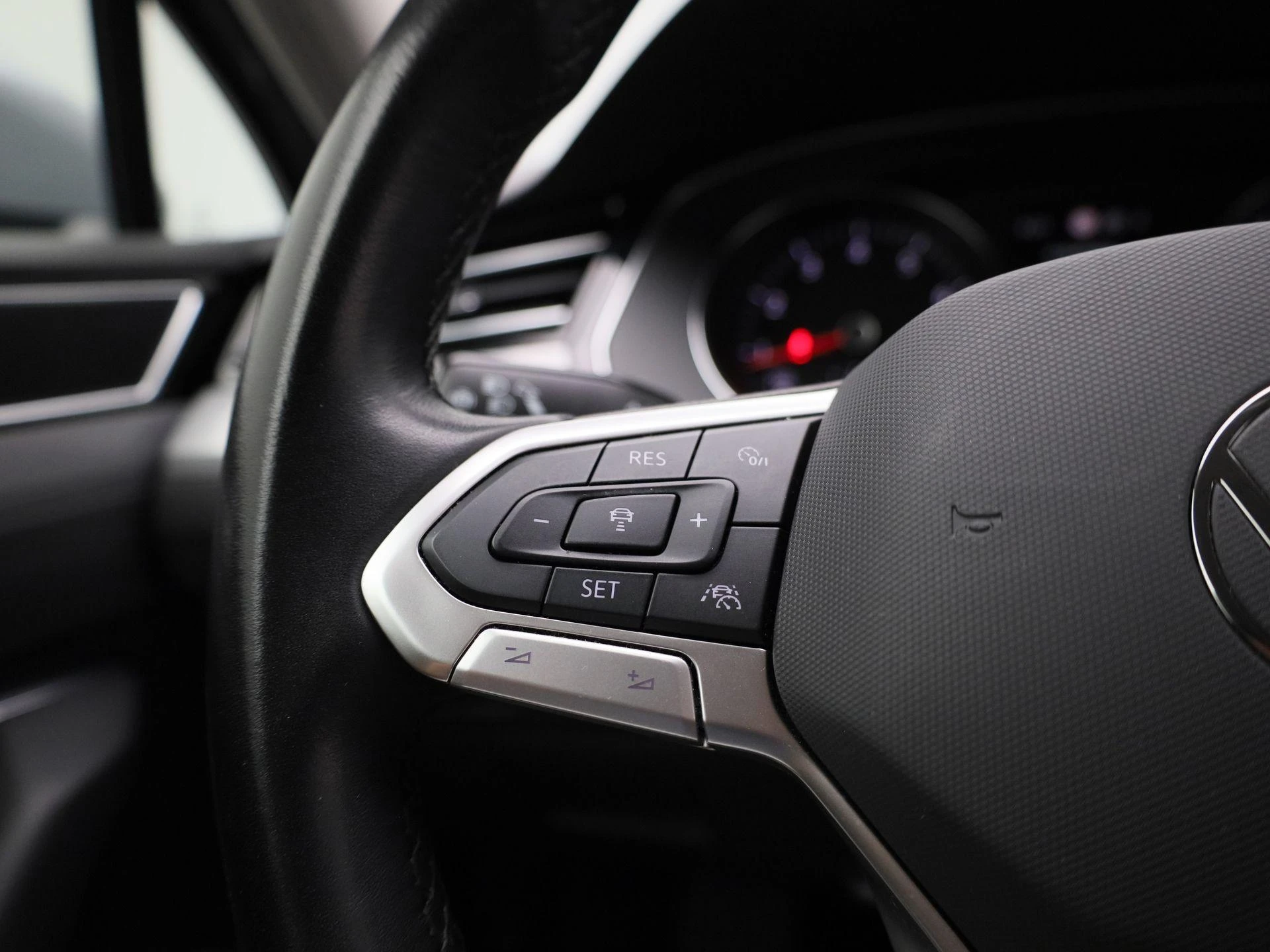 Volkswagen-Passat-image-16