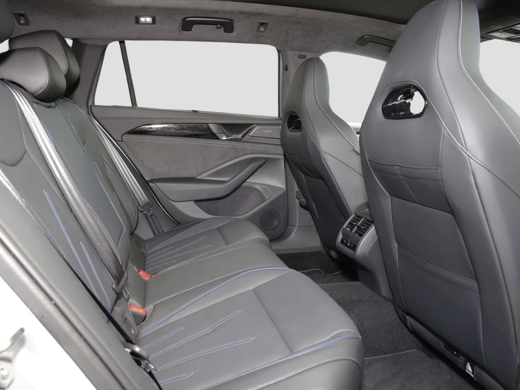 Volkswagen Passat Variant 2.0 TSI 195 kW 4Motion R-Line 19" PANO AHK HUD Navi+VC ACC LED RFK+PDC SHZ