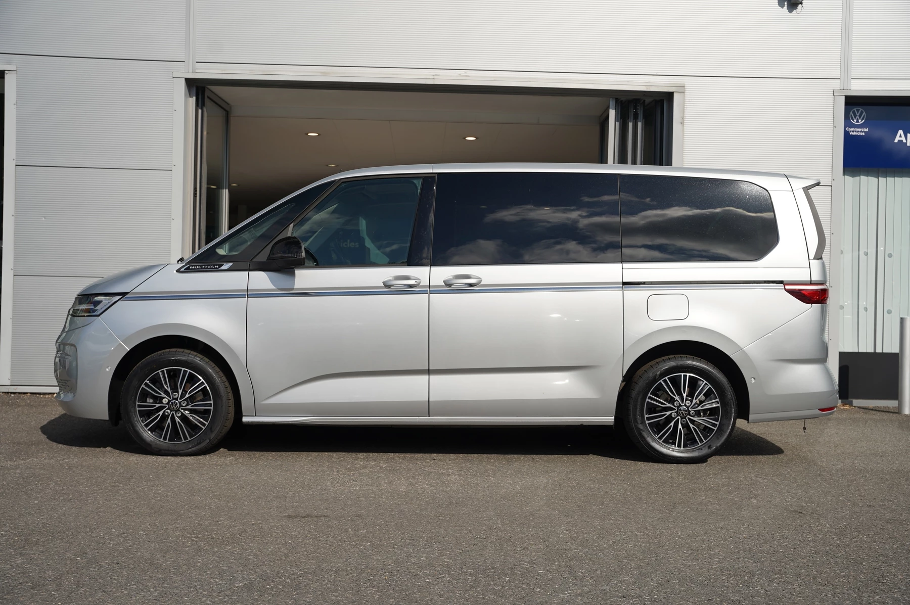 Volkswagen-Multivan-image-14