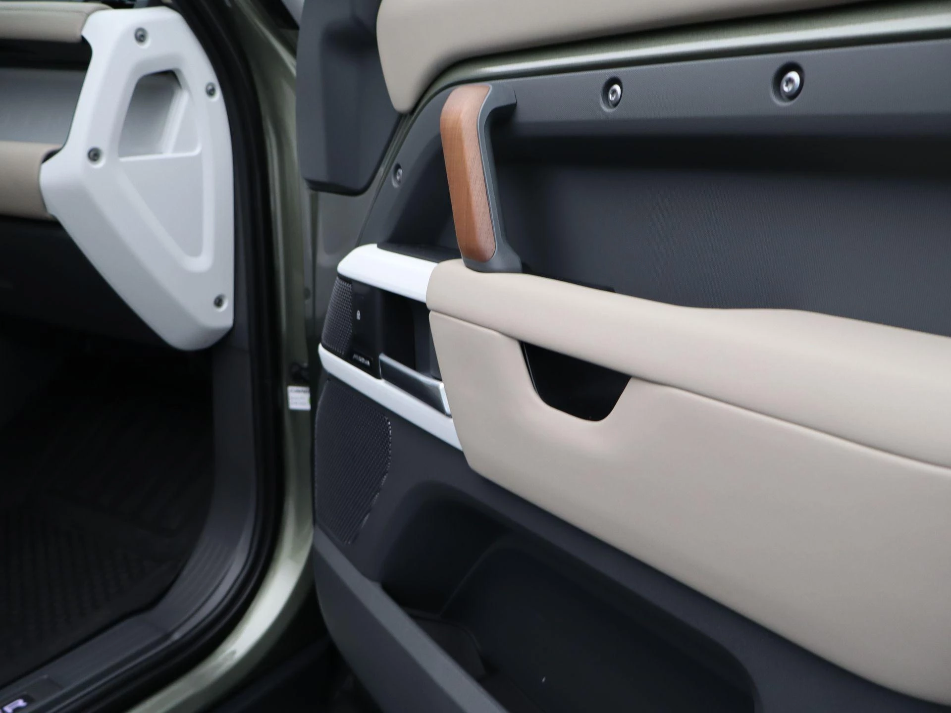 Land Rover-Defender-image-38