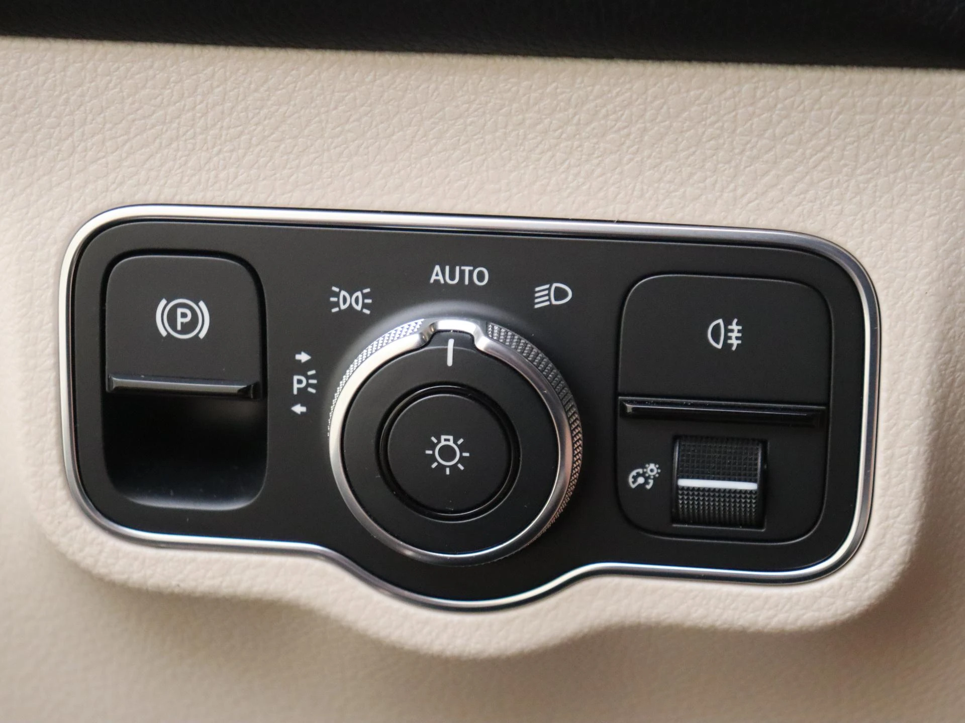 Mercedes-Benz-GLB-image-24