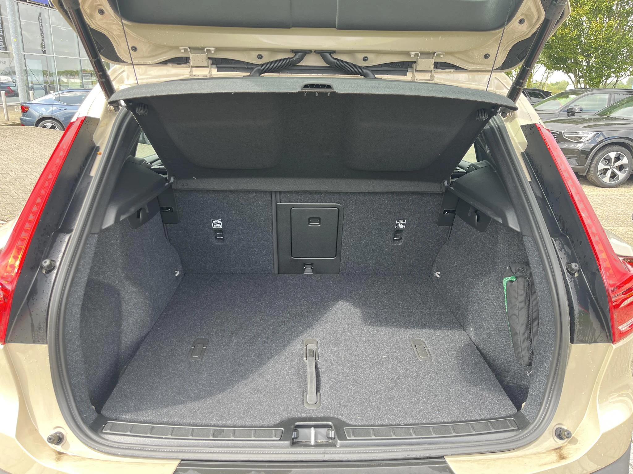 Volvo-EX40-image-10