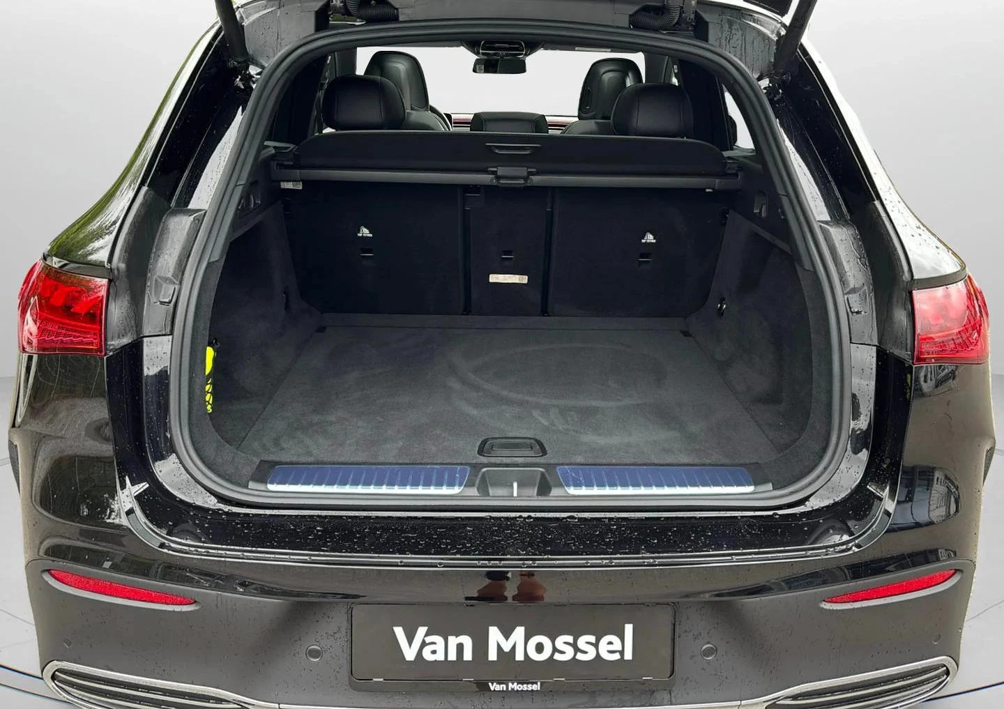 Mercedes-Benz-EQE-image-14