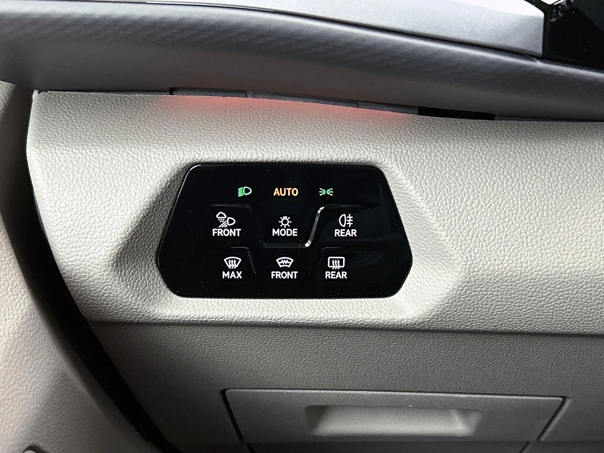 Volkswagen-Multivan-image-22