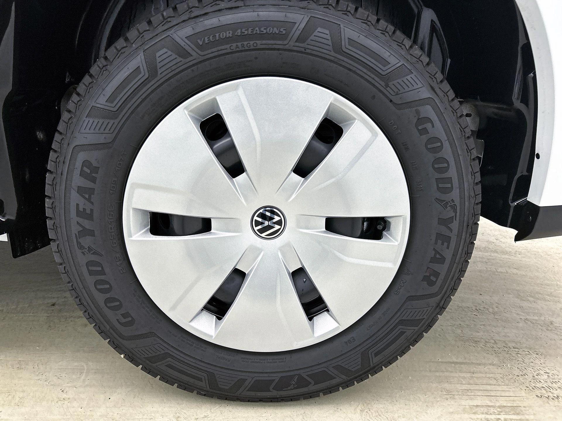 Volkswagen-e-Transporter-image-40