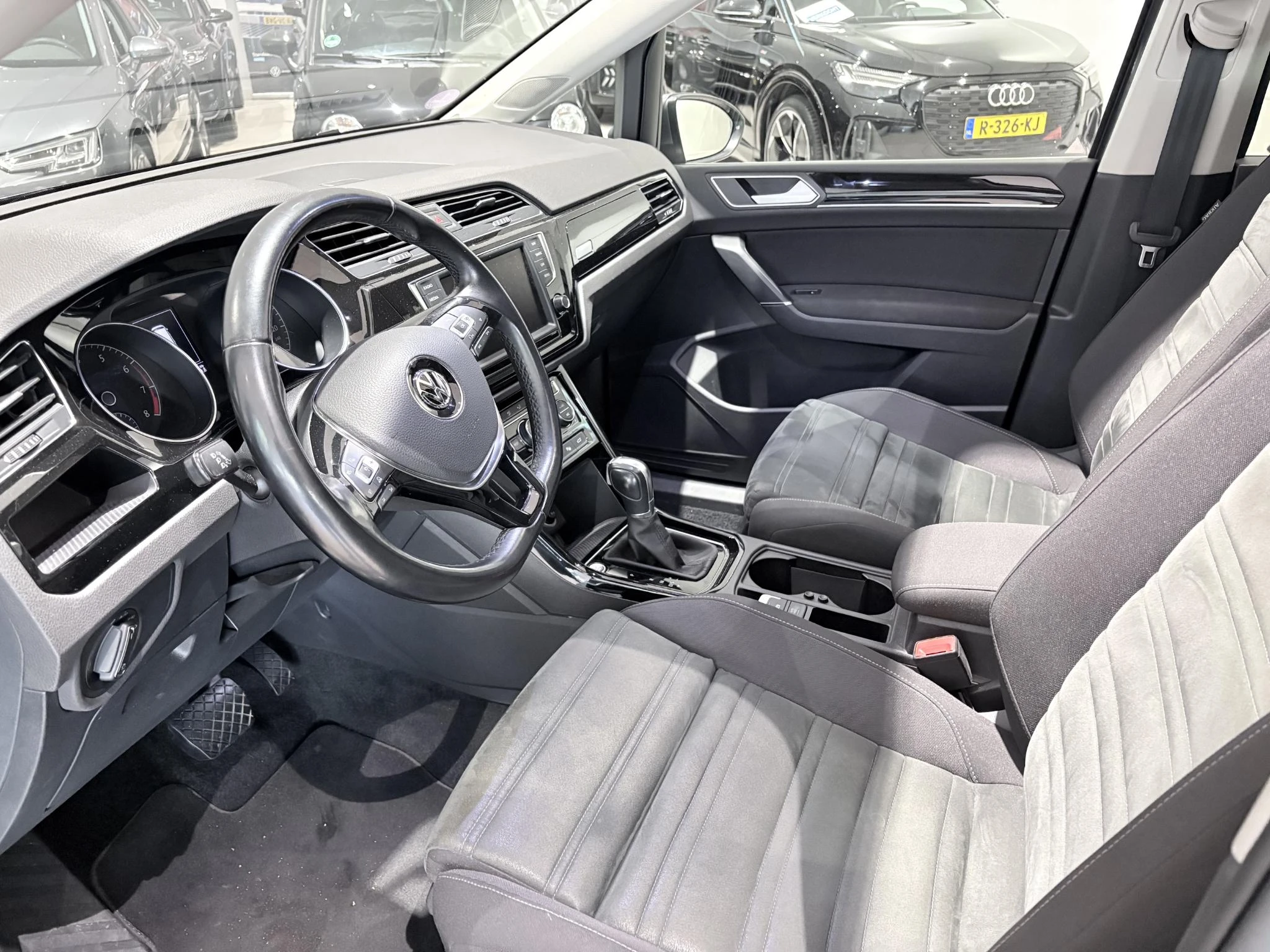 Volkswagen-Touran-image-14