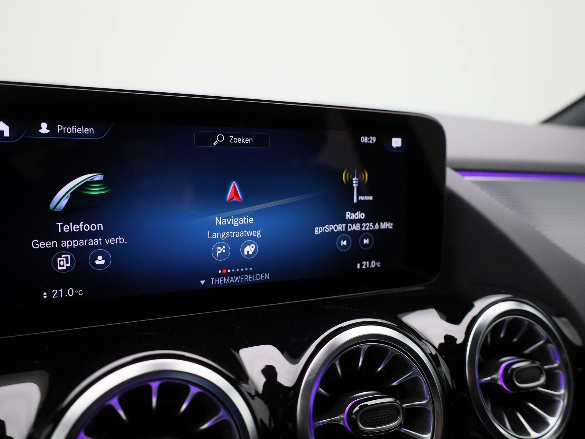 Mercedes-Benz-GLA-image-15