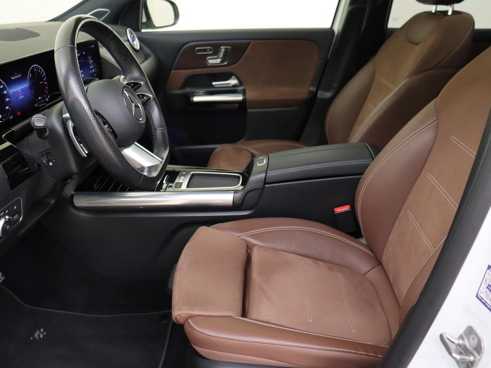 Mercedes-Benz-GLA-image-14