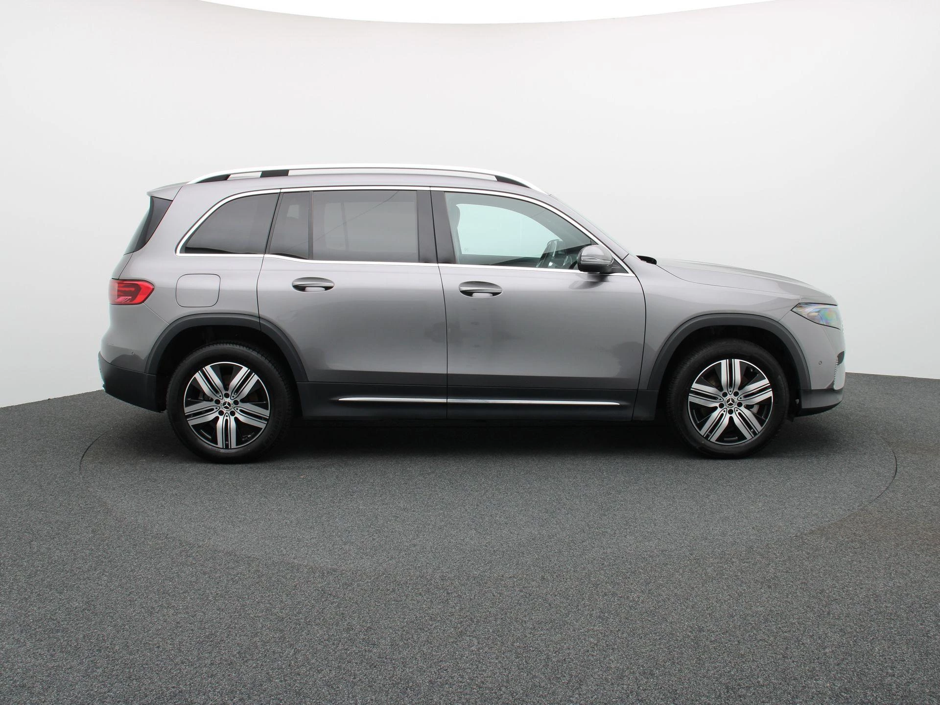 Mercedes-Benz-EQB-image-5