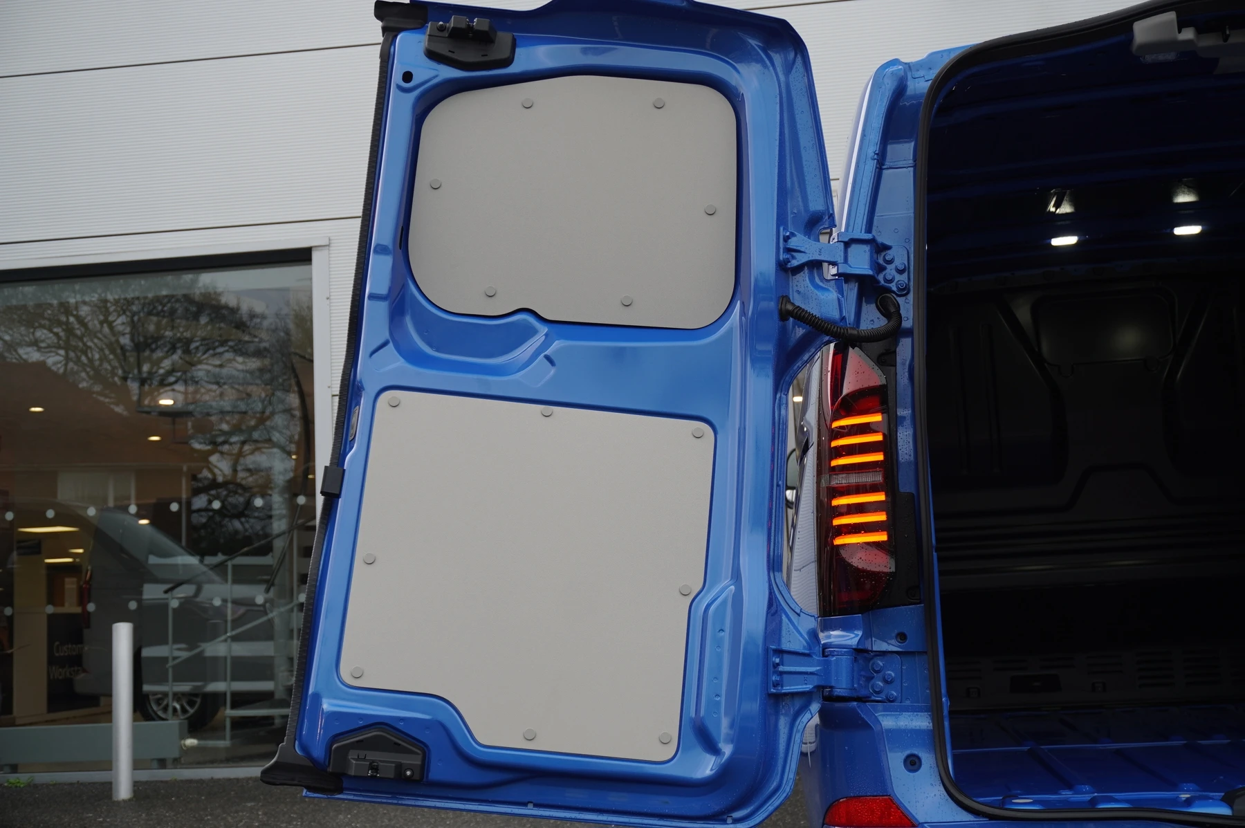 Volkswagen-Transporter-image-25