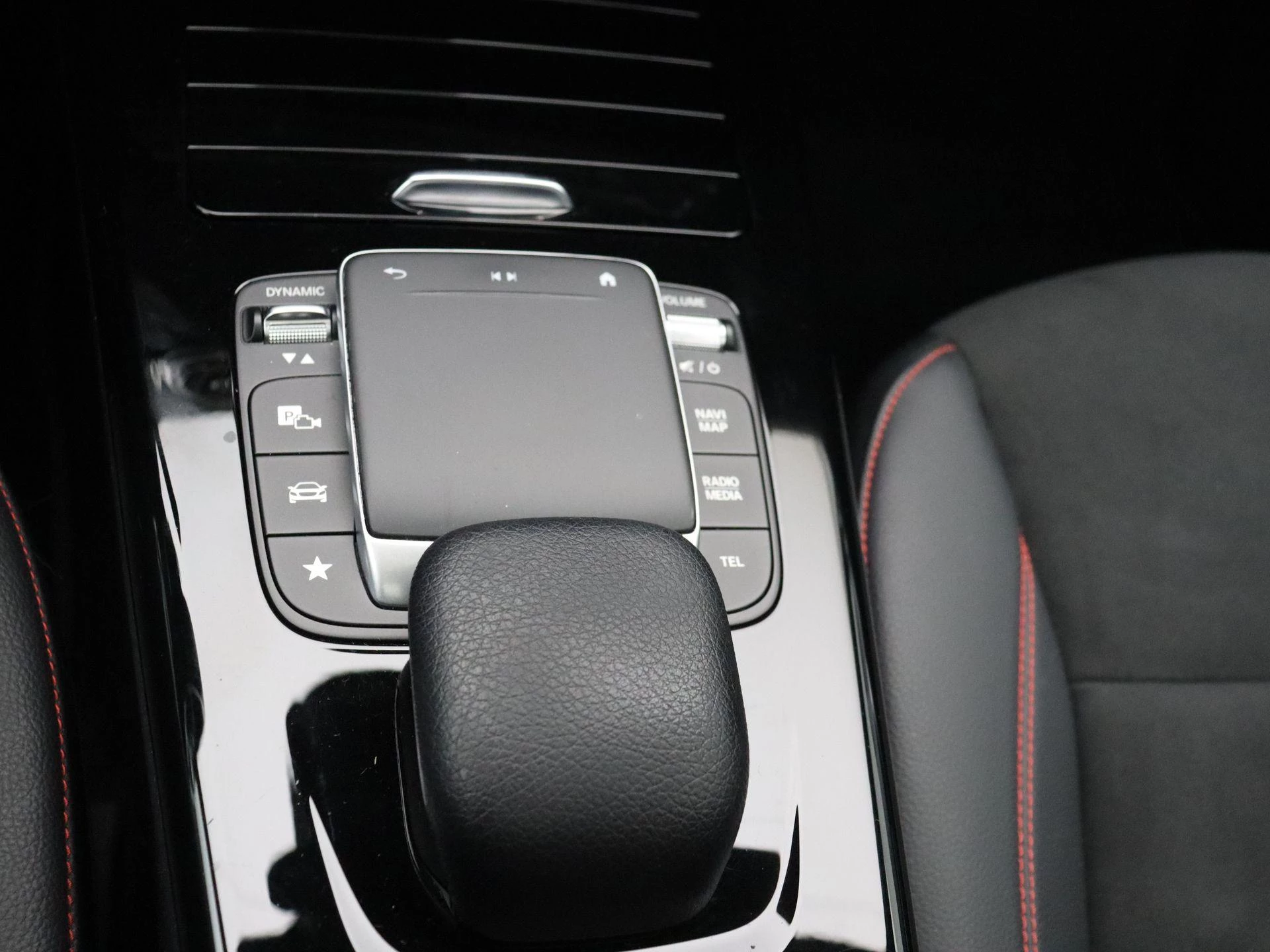 Mercedes-Benz CLA 200 d Shooting Brake + AMG LINE + PANO DAK + TREKHAAK +