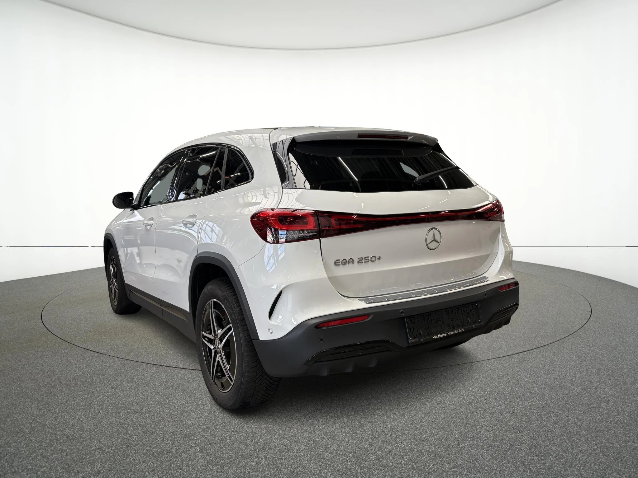 Mercedes-Benz-EQA-image-3