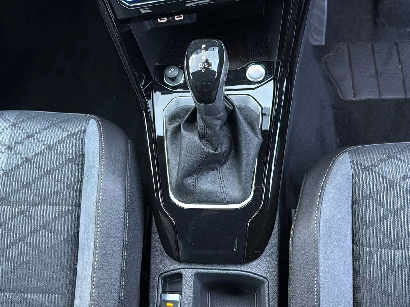 Volkswagen-T-Roc-image-11
