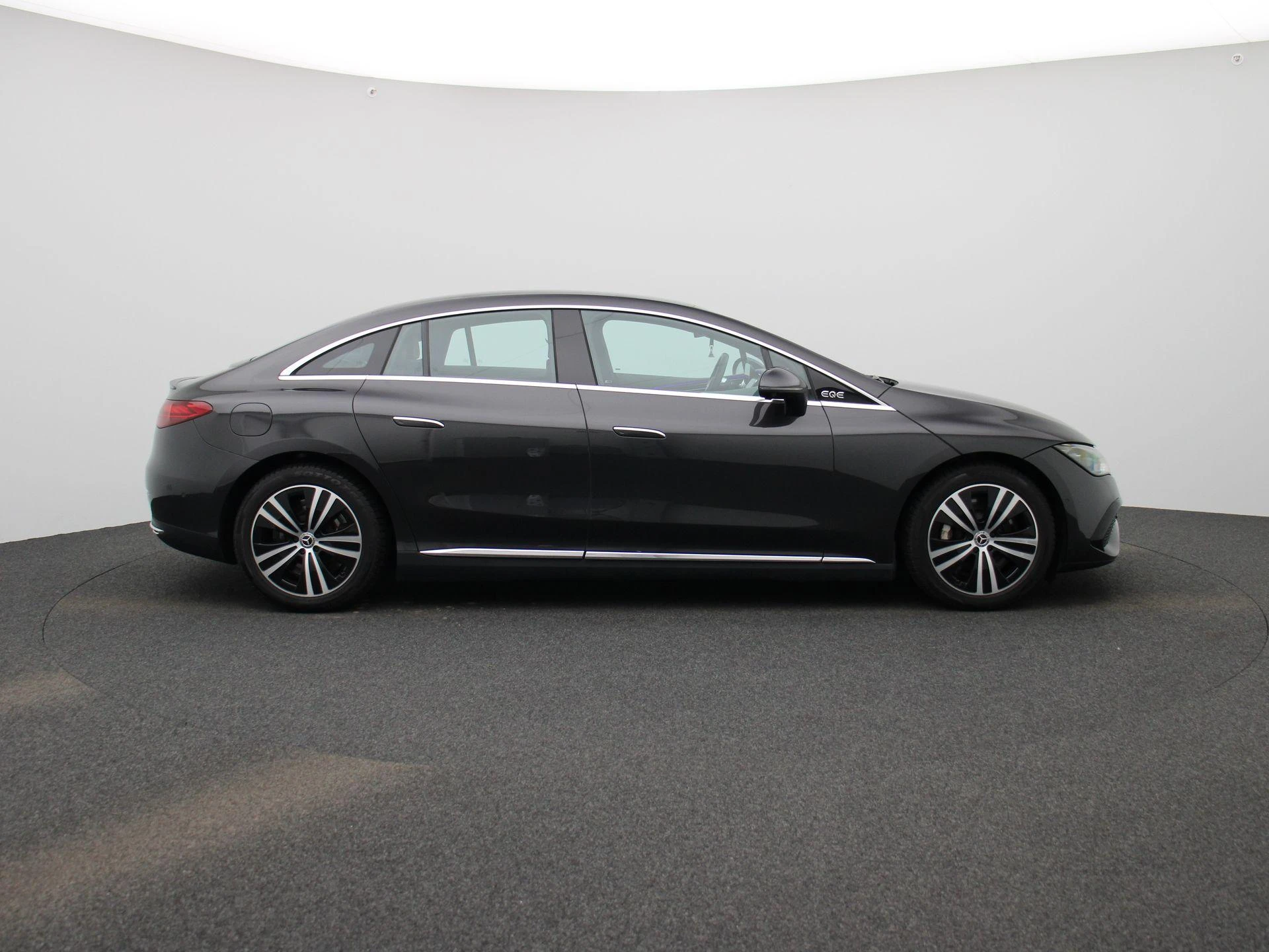 Mercedes-Benz-EQE-image-5
