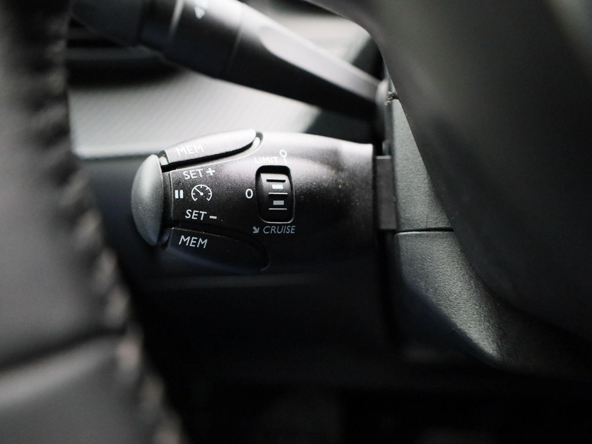 Peugeot-e-208-image-23