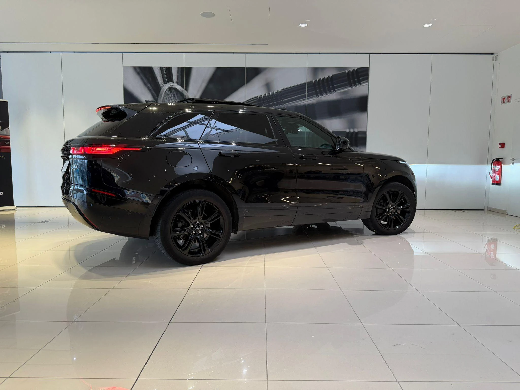 Land Rover-Range Rover Velar-image-4