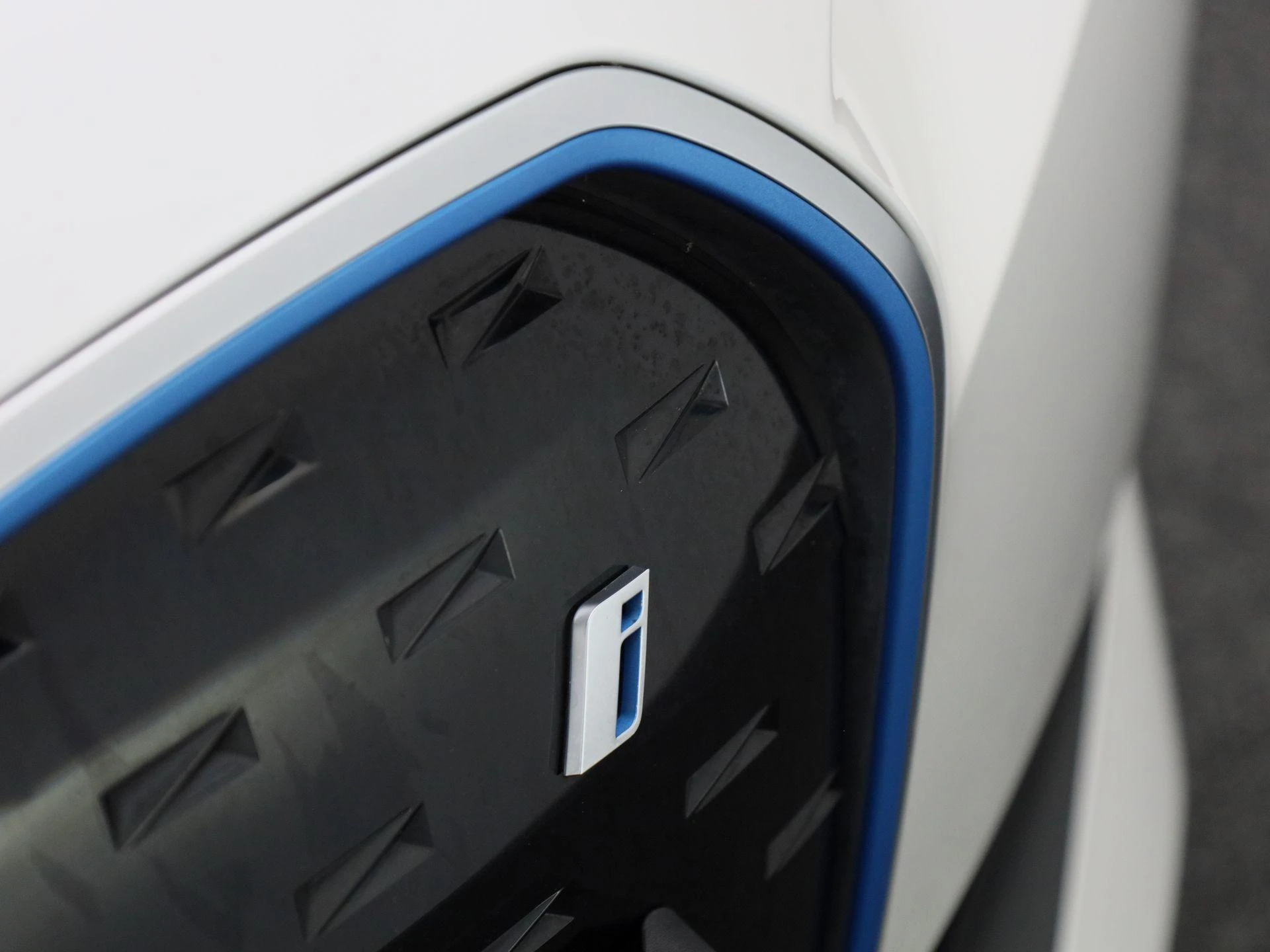 BMW-i4-image-33