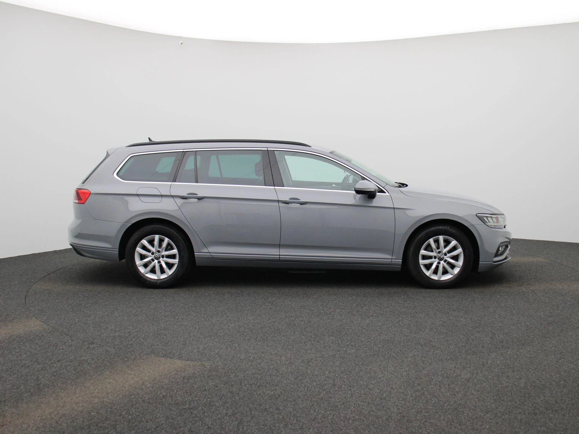 Volkswagen-Passat-image-5
