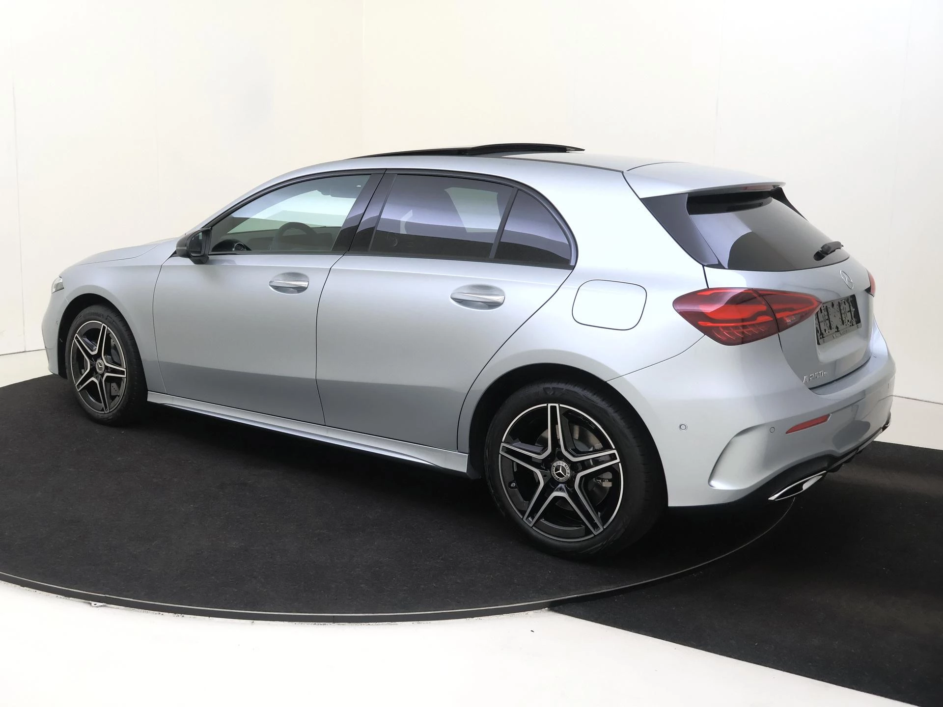 Mercedes-Benz-A-Klasse-image-2