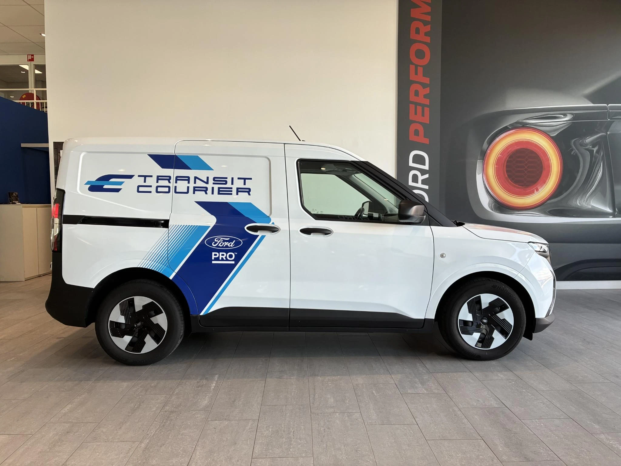 Ford-E-Transit Courier-image-3