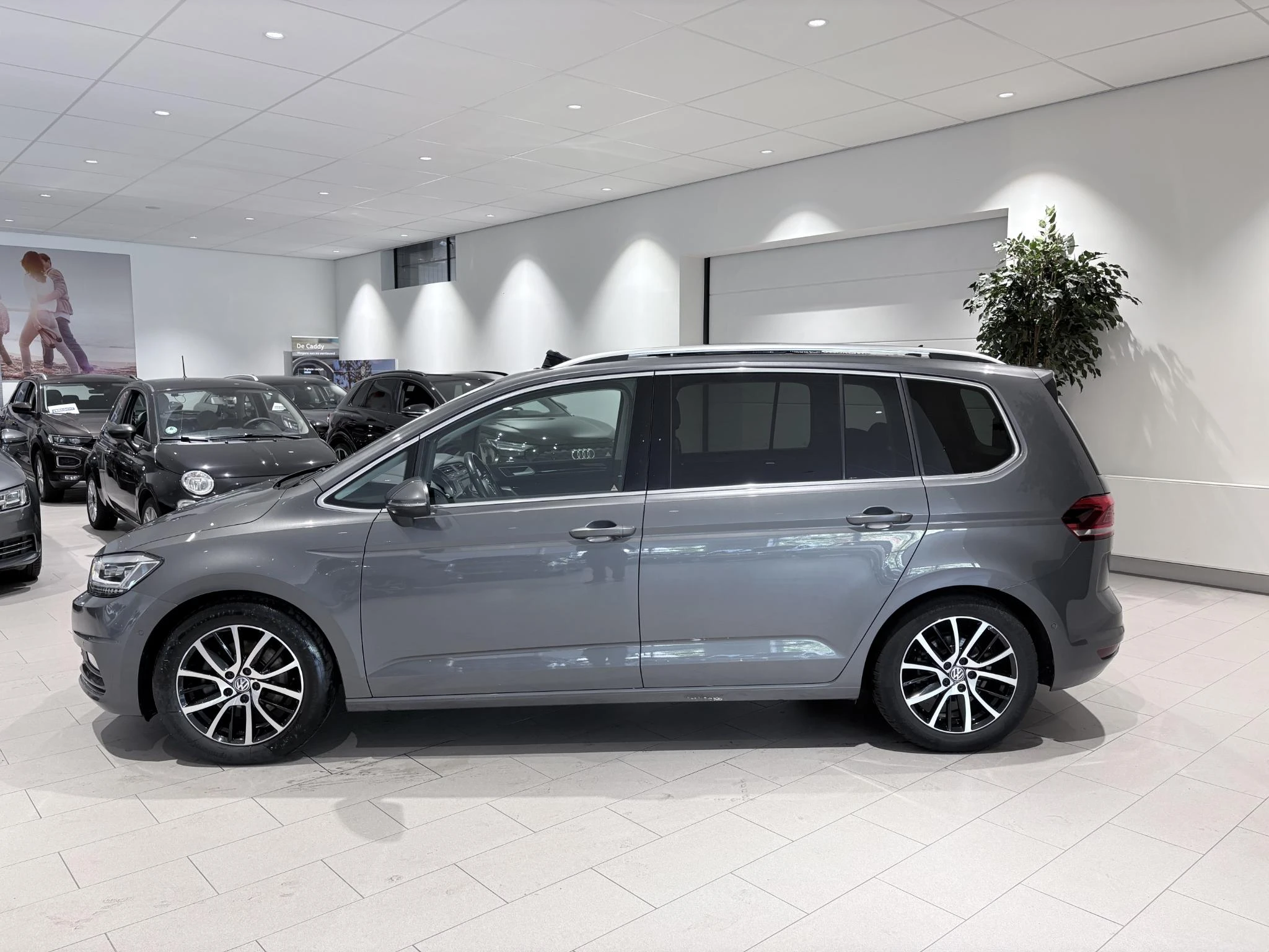 Volkswagen-Touran-image-2