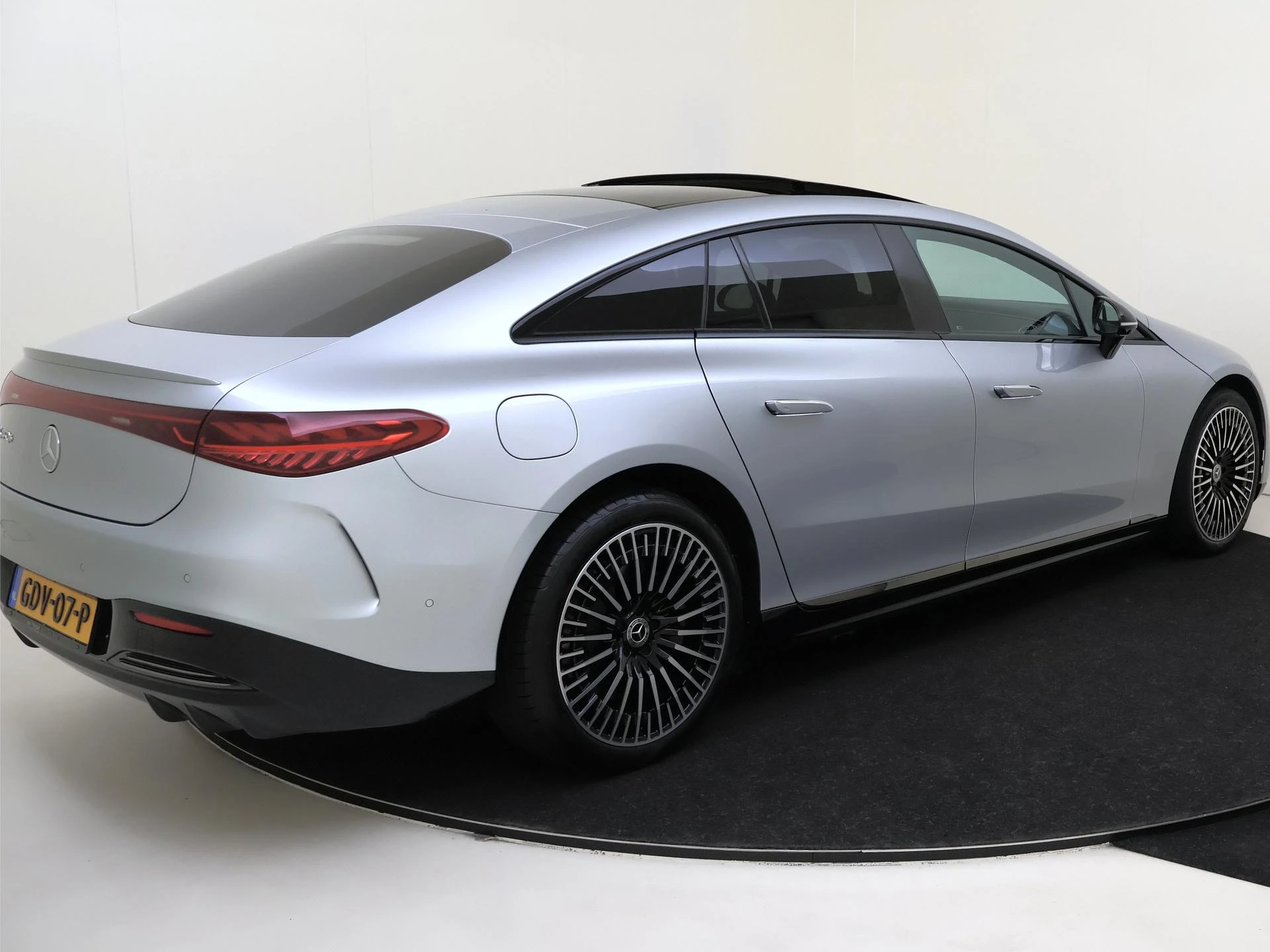 Mercedes-Benz-EQS-image-3