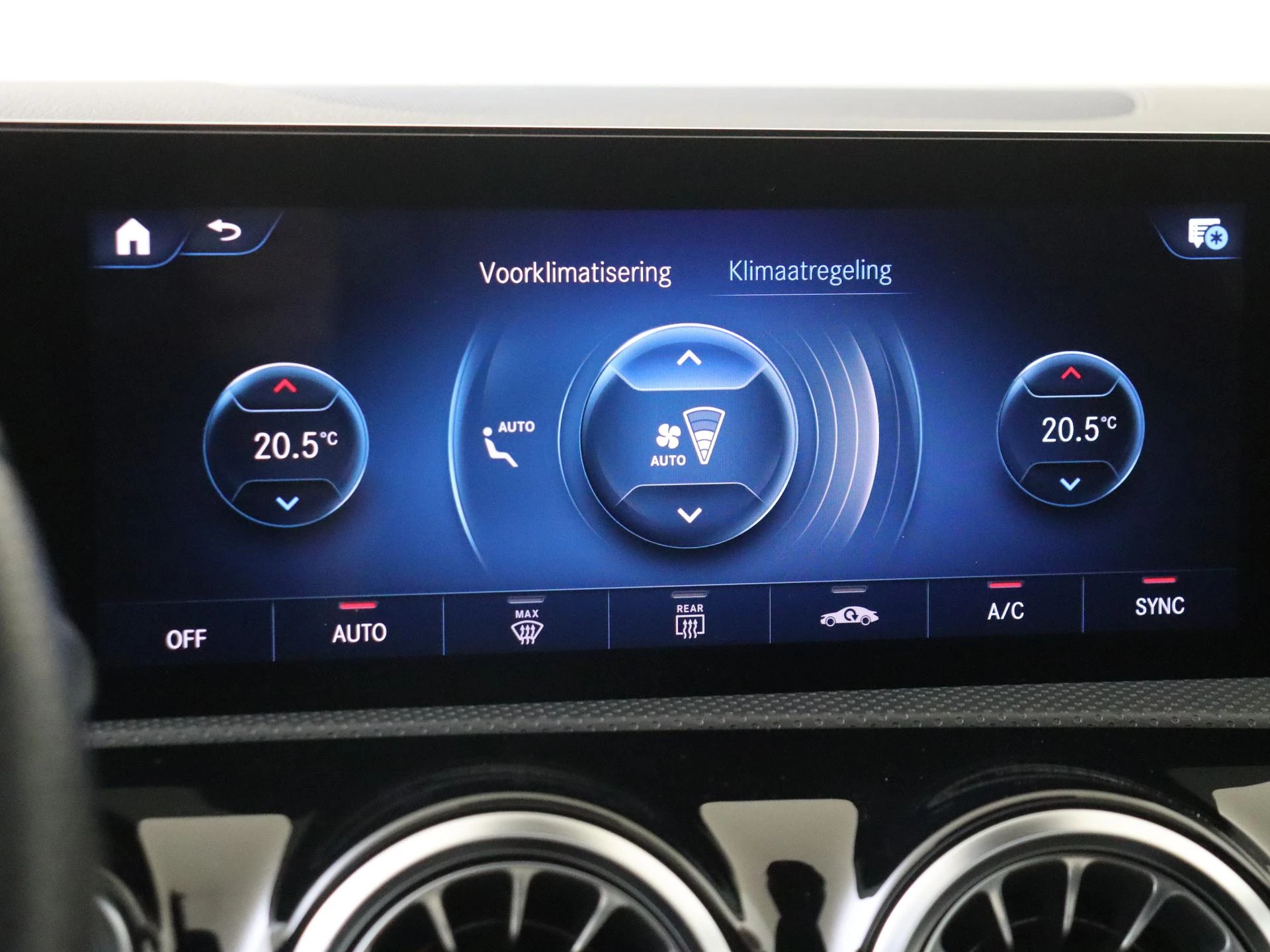 Mercedes-Benz-CLA-image-17