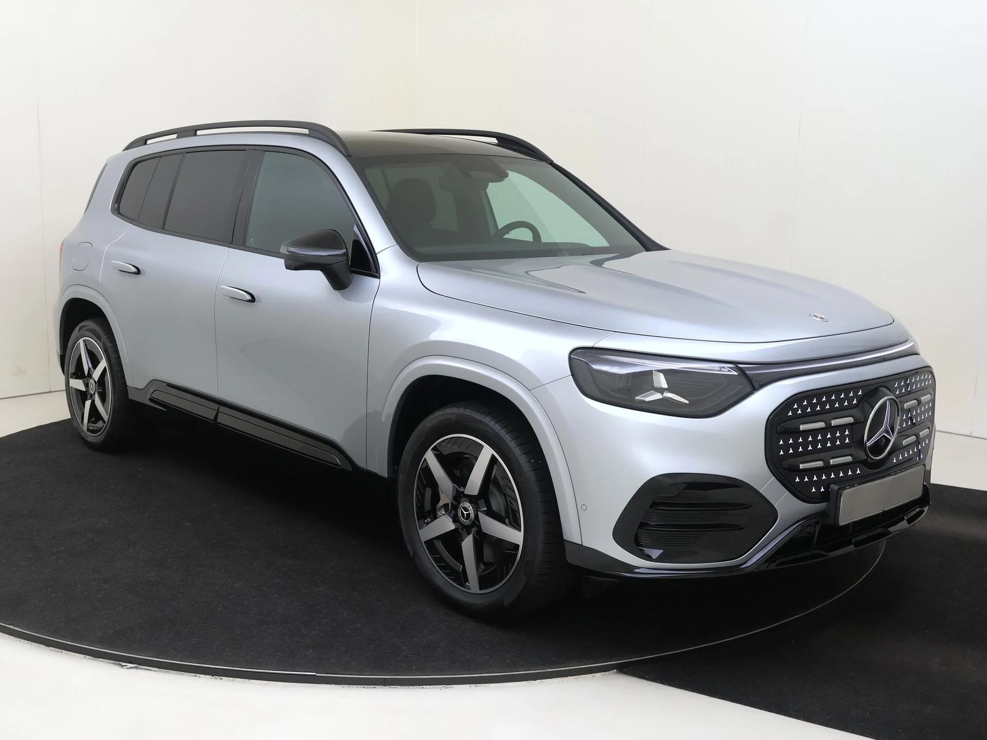 Mercedes-Benz-GLB-image-1