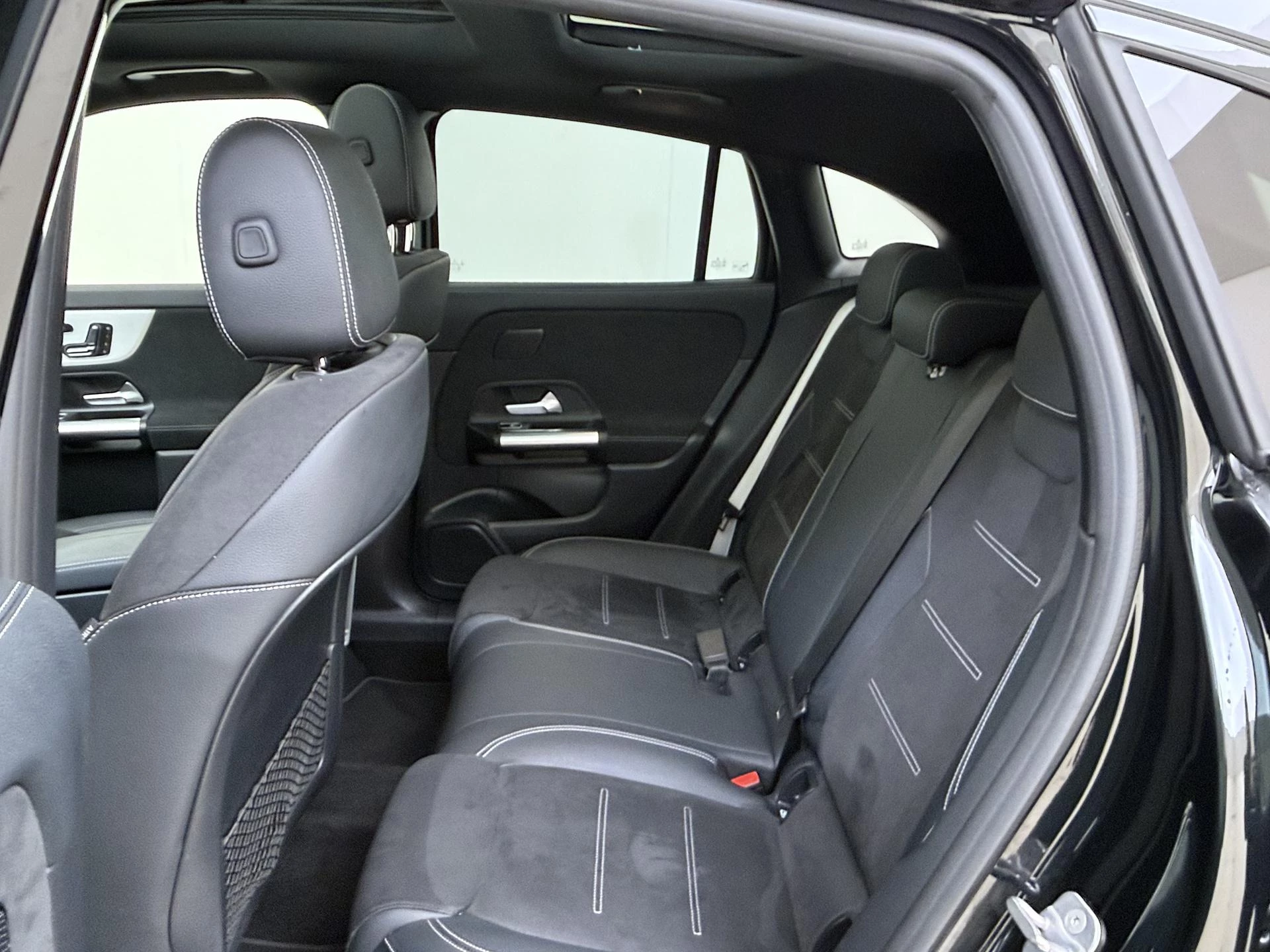 Mercedes-Benz-GLA-image-11