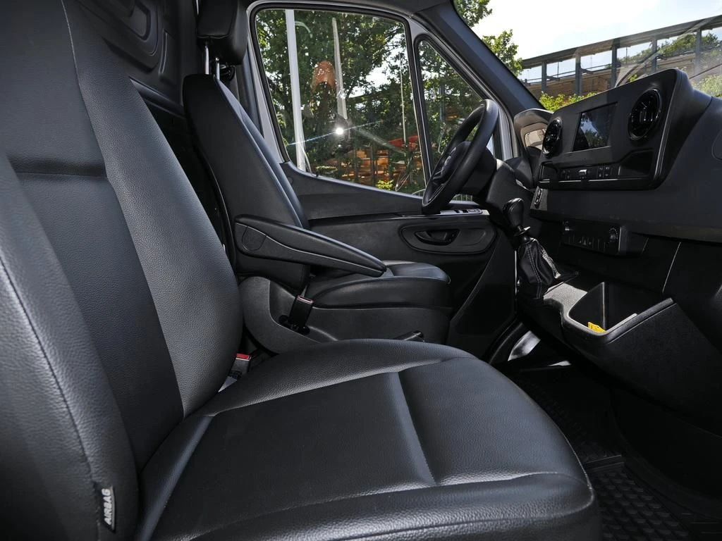 Mercedes-Benz-Sprinter 211-image-11